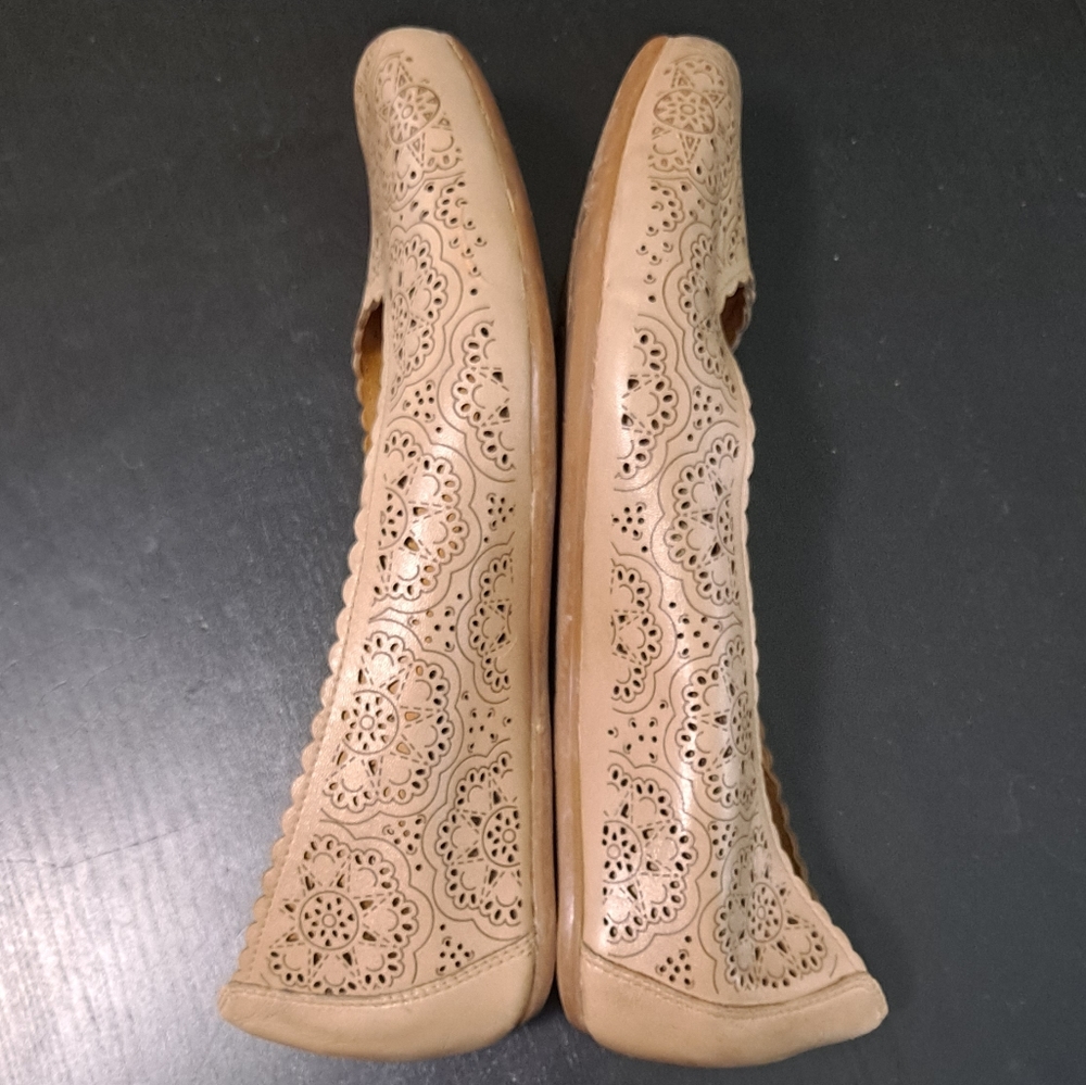 Gorgeous EUC Earthies taupe laser cut leather wedges, 11 - Picture 4 of 9